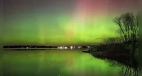 Descubra como uma tempestade solar pode trazer auroras boreais. Confira horários e previsões de atividade geomagnética para sexta (09/10).