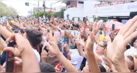 Fiéis erguem as mãos em sinal de devoção a Nossa Senhora de Nazaré durante a passagem da berlinda no traslado para Ananindeua e Marituba, na manhã desta sexta-feira (09/10), em Belém.