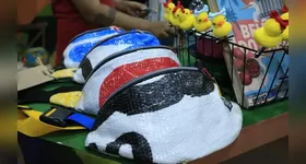 Conheça como Aleson Ferreira transforma faixas de aparelhagem em pochetes e ecobags exclusivas, promovendo a sustentabilidade no Círio.