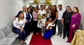 Após oito meses internado, Felipe oficializou a união com Laryssa em uma cerimônia marcada pela solidariedade de profissionais de saúde e parceiros, celebrando nove anos de relacionamento e a família formada com os dois filhos.
