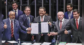 Brasília (DF), 16/10/2026 - Da esuqerda para diretita, Senador, Paulo Paim, presidente da Câmara dos deputados, Hugo Motta, presidente do Senado, Davi Alcolumbre, Presidente Luiz Inácio Lula da Silva e o deputado, Carlos Veras, promulgam  a proposta de Emenda à Constituição (PEC 221), que acaba com a escala um dia de descanso a cada seis de trabalho no país, a escala 6x1.
