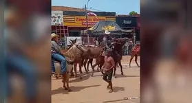 Imagens que viralizaram mostram o exato momento em que "Sombra" é atingido por chicotadas nas costas enquanto dançava na avenida principal.