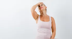 Mudanças no ciclo, ondas de calor, insônia, alterações de humor e lapsos de memória podem ser sinais de que a perimenopausa já começou.