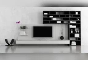 TV na parede ou no rack: a escolha ideal depende do espaço disponível, do conforto visual e da integração com a decoração da sala.
