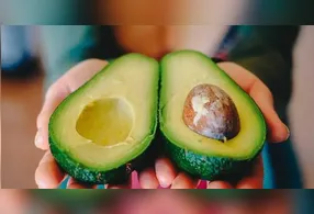Não é aconselhado colocar o abacate na geladeira para amadurecer