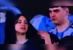 Enquanto Messi se despedia da seleção argentina com gol e duas assistências, um casal na arquibancada também chamou atenção. A jovem afastou o braço do companheiro e a cena rapidamente viralizou nas redes sociais.