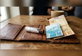 Você já ouviu falar em colocar canela na carteira para atrair prosperidade? A prática popular é associada à abundância, boas energias e novas oportunidades financeiras.