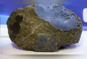 A história reforça a importância da análise especializada para a identificação correta de materiais geológicos incomuns.