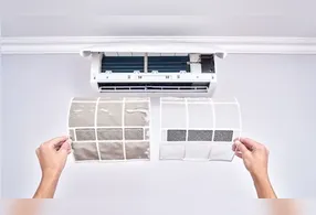 Casas com animais de estimação, muita poeira ou janelas frequentemente abertas sujam os filtros com mais rapidez. Da mesma forma, um aparelho ligado praticamente o dia todo exige verificações mais frequentes.
