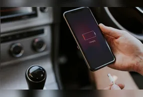 Tão importante quanto carregar o dispositivo é proteger a saúde da bateria. Deixar a carga chegar a zero danifica o componente de forma permanente ao longo do tempo.