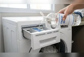 Apenas 500 ml de vinagre branco pode ajudar a combater o cheiro de mofo da máquina de lavar.