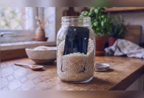 A dica é retirar o excesso de água na parte externa cuidadosamente com uma toalha macia ou pano que não solte fiapos.