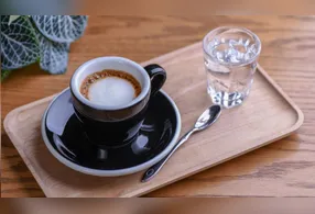 Imagem ilustrativa da notícia Por que o café é servido com um copo de água? Descubra o motivo
