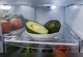 Abrir o abacate e não consumir ele todo requer cuidados na hora de armazenar a fruta