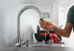 Desgaste do reparo interno está entre as causas mais comuns de torneiras pingando.