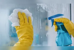 Sacola plástica pode ser usada como aliada na limpeza de superfícies da casa.