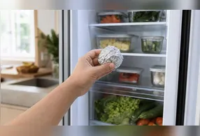 Bolinhas de papel-alumínio na geladeira viralizaram como suposto truque para conservar alimentos, mas não há benefício comprovado para essa prática.