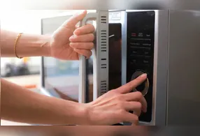 A gordura e os respingos de molho acumulados nas paredes internas do micro-ondas podem ser difíceis de remover apenas com um pano seco ou produtos de limpeza convencionais.