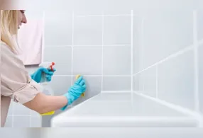 Para facilitar a limpeza, especialistas recomendam utilizar produtos adequados ao tipo de revestimento e seguir as instruções indicadas no rótulo.