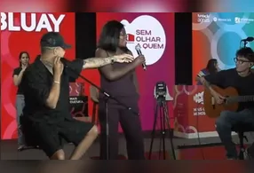 Nas imagens que circulam na internet, ela aparece ao lado do artista e começa a cantar uma frase que rapidamente virou meme: “O que tem no carro?”