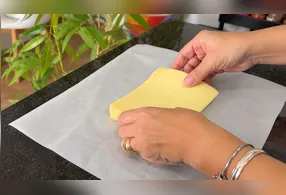 Diferentemente do plástico-filme, o material não cria uma barreira completamente fechada em torno do alimento, permitindo uma maior troca de ar.