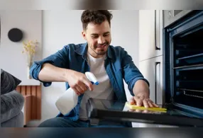 Para a manutenção do dia a dia, uma das opções mais seguras é utilizar água morna e detergente neutro.