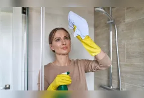 Com alguns cuidados simples e produtos adequados, é possível recuperar a transparência do material e conservar a aparência do banheiro sem muito esforço.