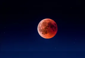 Um eclipse lunar parcial poderá ser visto em todo o Brasil na madrugada desta sexta-feira (28/08).