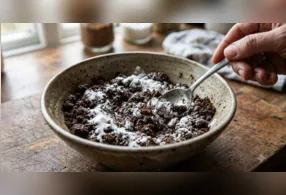 Borra de café e bicarbonato de sódio podem ganhar nova utilidade na limpeza da casa e no combate a odores.