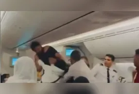 Dois passageiros trocaram socos dentro de um avião da Biman Bangladesh Airlines durante um voo de Londres para Bangladesh