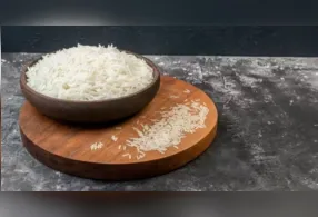 Segundo o Feng Shui, colocar uma xícara com arroz cru em pontos estratégicos da casa pode simbolizar abundância, prosperidade e boas energias.