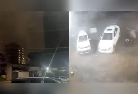Carro é levantado pela força do vento durante temporal em Francisco Beltrão, no Paraná. Cena foi registrada em uma arena esportiva durante a tempestade.