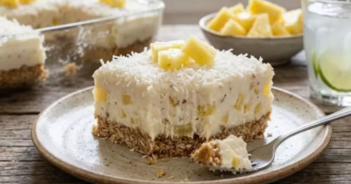 Bolo gelado de abacaxi com coco.