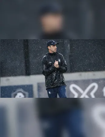 Clube do Remo demite Léo Condé após quarta derrota consecutiva. Entenda o impacto da decisão na luta contra o rebaixamento do Campeonato Brasileiro.