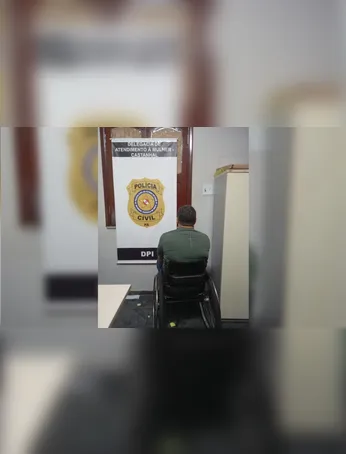 Pastor cadeirante é preso em Castanhal sob suspeita de crimes sexuais contra fiéis, com várias vítimas relatando abuso. Entenda o caso e suas implicações.