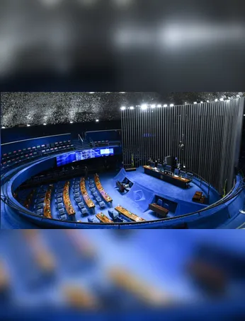 Senado debate emenda que acaba com a escala de trabalho 6x1, propondo jornada de 40 horas e dois dias de descanso. Votação pode ocorrer na próxima semana.