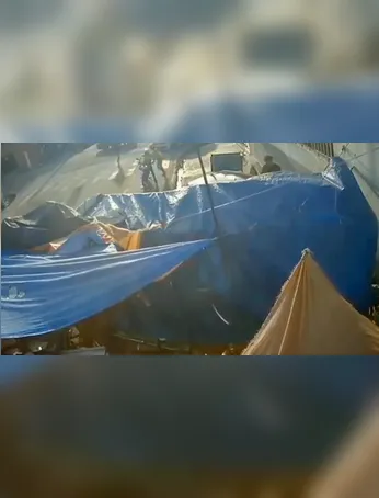 Um carro atingiu barracas em uma feira em Belém após colisão, deixando feirantes feridos. Veja os detalhes do acidente e a situação das vítimas.