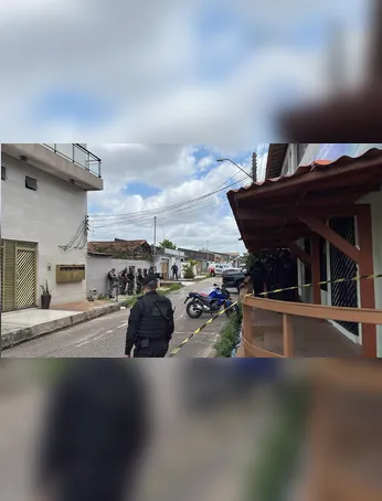 Quatro suspeitos teriam assaltado uma mulher em Ananindeua; dois fugiram, um foi preso e outro entrou em uma casa e fez uma moradora refém.