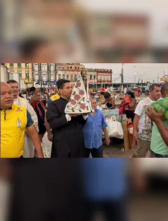 No Ver-o-Peso, a Imagem Peregrina emociona feirantes e visitantes antes do Círio 2026, repleto de homenagens e manifestações de fé.