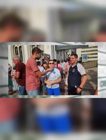 Povo nas ruas dá testemunhos de fé e realizações com Nossa Senhora de Nazaré.