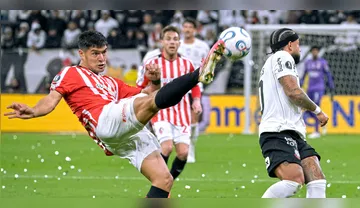 Imagem ilustrativa da imagem Depay perde pênalti no fim e Corinthians cai da Libertadores