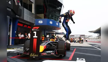 Imagem ilustrativa da imagem Verstappen vence GP do Bahrein em corrida marcada por chuva e longo atraso