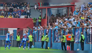 Imagem ilustrativa da imagem Paysandu entra em campo sob protesto e ameaça processar a CBF