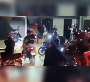 Imagem ilustrativa da imagem Homem agride entregador e motoboys depredam a casa e fazem buzinaço