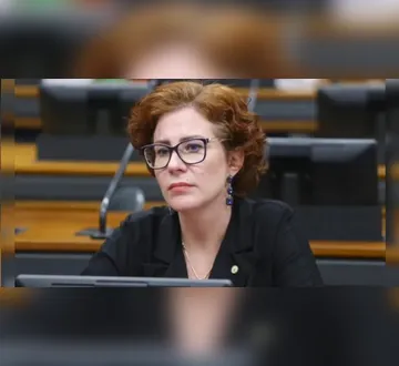 Imagem ilustrativa da imagem Carla Zambelli pede ao STF para voltar ao Brasil