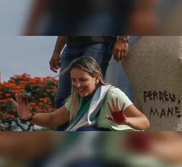 Imagem ilustrativa da imagem Débora do Batom: quem é a cabeleireira que teve pena progredida por Moraes