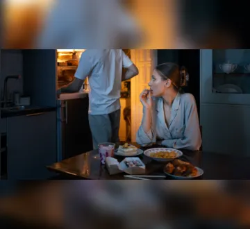 Imagem ilustrativa da imagem Jantar tarde ou dormir com fome? Médicos explicam qual hábito é pior