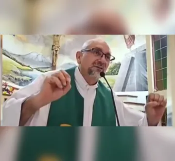 Imagem ilustrativa da imagem Vídeo mostra últimas palavras de padre atingido por cruz: "Todos vamos morrer"