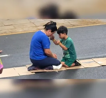 Imagem ilustrativa da imagem Menino e filho emocionam durante promessa no Círio: "Mãe, não desiste!"