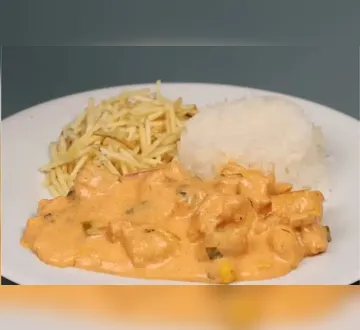 Imagem ilustrativa da imagem Strogonoff de frango cremoso: ingredientes simples e preparo rápido